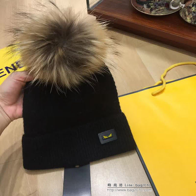 FENDI芬迪 新款羊絨配狐狸毛球 原單帽子圍巾套裝 時尚又保暖 LLWJ7905